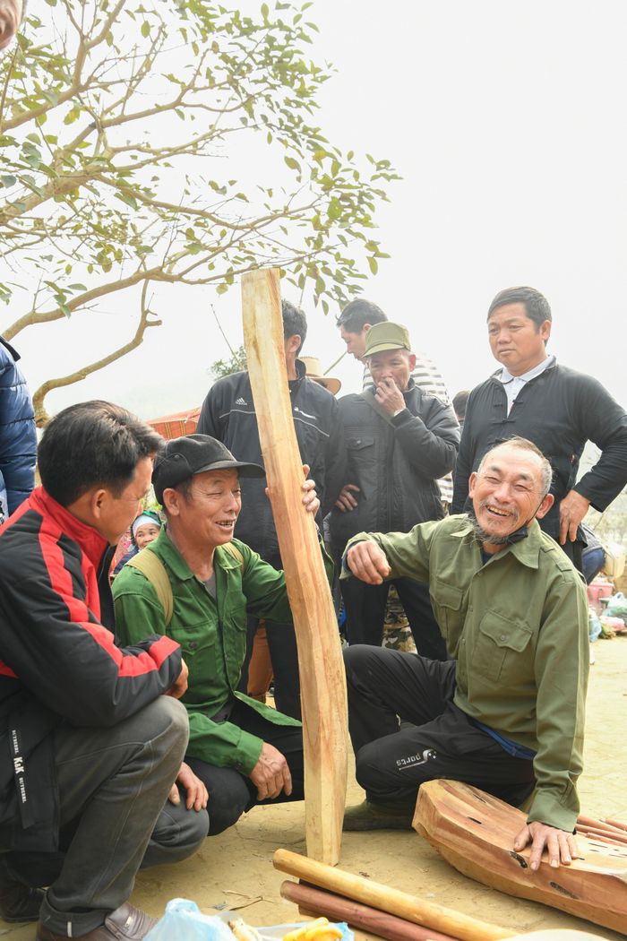 ...Họ đến chợ để mua bán, giao lưu gặp gỡ.