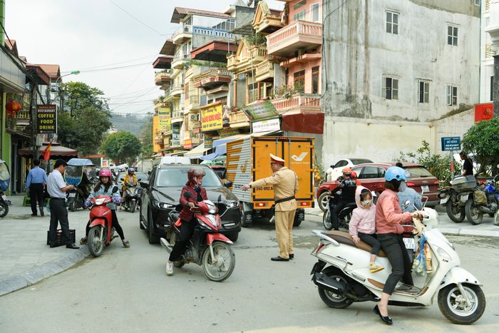 Sau đợt giãn cách xã hội lực lượng chức năng tăng cường, đảm bảo an toàn giao thông của phiên chợ. 