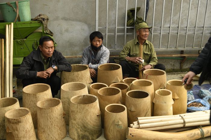  Chõ đồ xôi làm từ gỗ được bày bán.