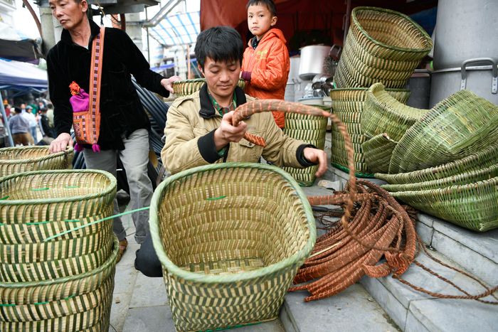 Gùi thồ hàng đan bằng tay lấy nguyên liệu từ tre nứa rừng được nhiều người dân vùng cao sử dụng hằng ngày. 