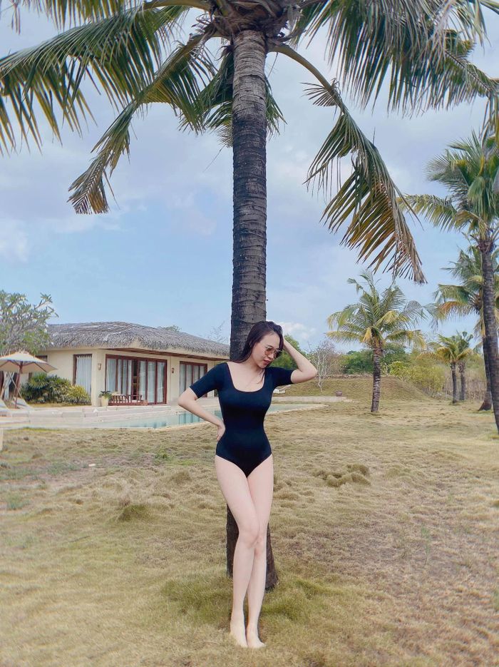 Đàm Thu Trang đang có chuyến nghỉ dưỡng tại Phú Quốc cùng ông xã và con gái. Cô không ngại ngần khoe vóc dáng đáng ngưỡng mộ chỉ sau sinh vài tháng. 