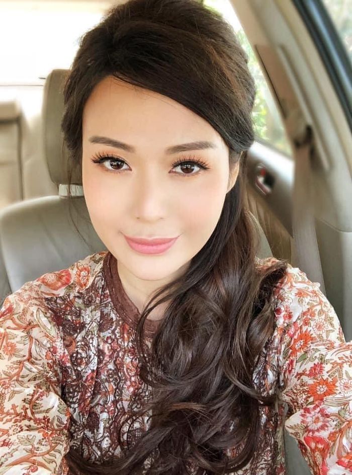 Hoa hậu Thu Thủy trang điểm "sương sương" đi làm. 
