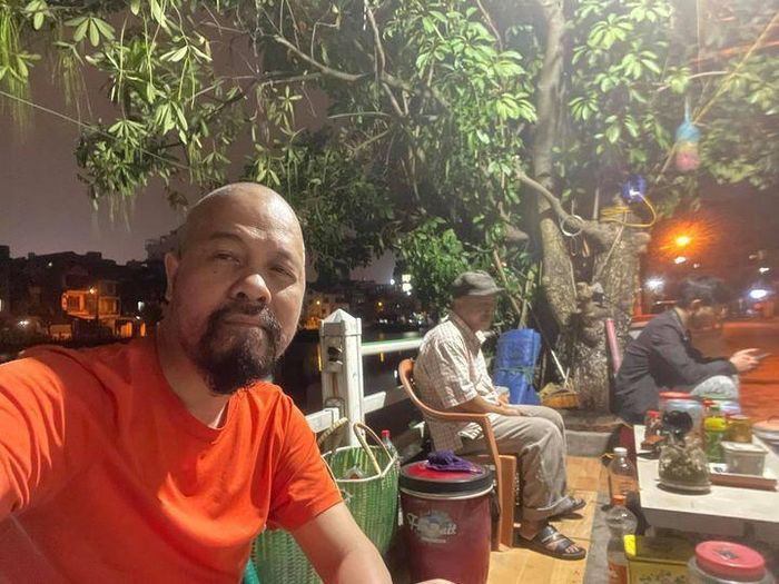 NTK Đức Hùng thích ngồi quán cóc vỉa hè.