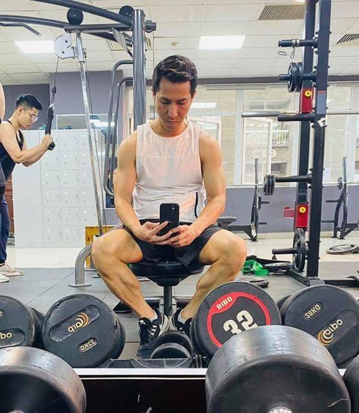 Ca sĩ Lê Anh Dũng rèn luyện sức khỏe chuẩn bị cho liveshow kỷ niệm 20 năm ca hát. 