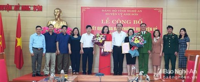 Đại diện một số ban, phòng tặng hoa chúc mừng các đồng chí vừa được bổ nhiệm. Ảnh: Hoài Chung