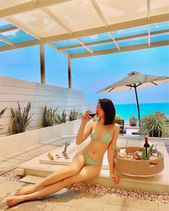 Vẻ ngoài xinh đẹp, gợi cảm của Thúy Ngân nhận được vô số lời khen từ cư dân mạng như "nuột nà ghê hồn", "body bốc lửa", "đẹp quá chị ơi", "trời ơi... xuất sắc chị ơi"...