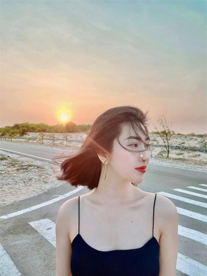 Thúy Ngân sinh năm 1991 ở Tiền Giang. Cô là người mẫu, diễn viên kiêm người dẫn chương trình. Cô được biết đến nhiều hơn qua vai phản diện Ngọc Hân trong bộ phim Gạo nếp gạo tẻ.