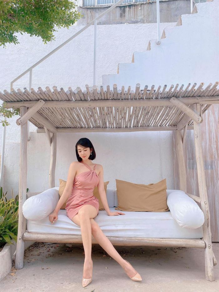 Ngoài đời, Thúy Ngân chuộng đầm 2 dây, váy áo hở vai, cúp ngực hay crop top nữ tính, gợi cảm.
