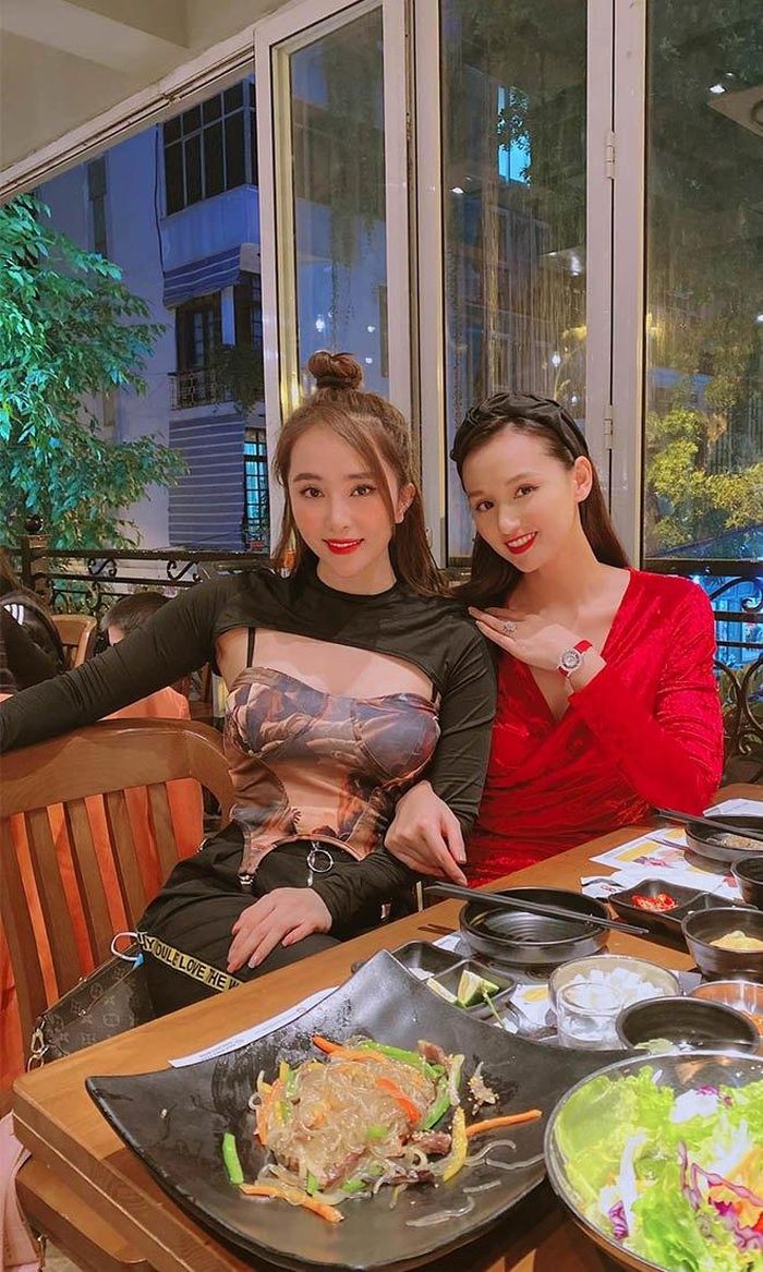 Trang phục vô cùng tôn dáng với đường viền chạy dọc quần tạo hiệu ứng chân thon dài và dáng áo corset làm nổi bật vòng eo con kiến.