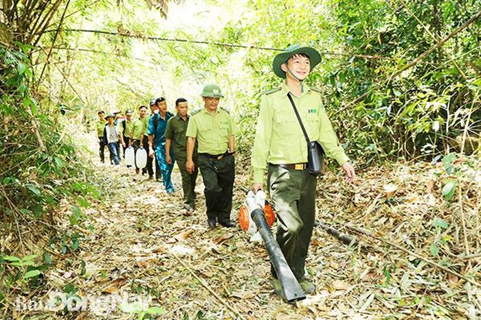 Lực lượng kiểm lâm Suối Kốp phối hợp với chính quyền địa phương tuần tra tại khu vực rừng hỗn giao, nơi có nhiều rừng lồ ô, tre - khu vực có nguy cơ xảy ra cháy cao
