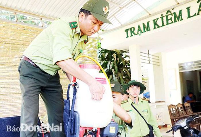 Lực lượng kiểm lâm chuẩn bị dụng cụ để đi tuần tra rừng
