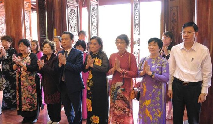 Đoàn đại biểu dâng hương Chủ tịch Hồ Chí Minh tại Nhà truyền thống Tỉnh ủy. Ảnh Lăng Khoa.