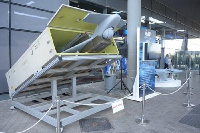 UAV cảm tử thường có kích thước nhỏ gọn lại sử dụng nhiều vật liệu nhẹ composite nên việc theo dõi bằng radar thường rất khó phát hiện ra để đánh chặn chúng.