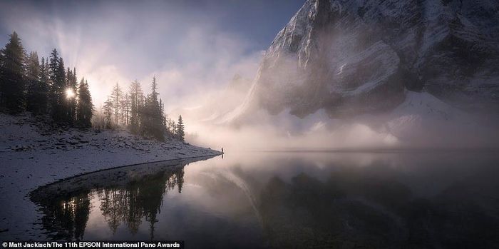 Hồ Floe ở British Columbia mờ ảo do Jackisch chụp. Tác phẩm đứng thứ 31 trong danh mục Cảnh quan/Thiên nhiên.