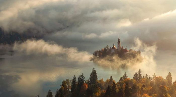 Hình ảnh tuyệt đẹp của hồ Bled ở Slovenia được chụp bởi nhiếp ảnh gia người Đức Carsten Bachmeyer. Epson International Pano Awards dành riêng cho nghệ thuật nhiếp ảnh toàn cảnh và là cuộc thi lớn nhất thế giới về thể loại ảnh này.
