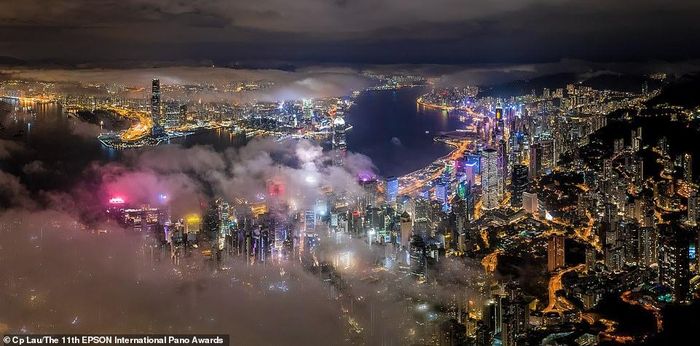Hong Kong (Trung Quốc) mang vẻ đẹp đầy quyến rũ trong bức ảnh toàn cảnh đêm chụp từ trên cao. Tác phẩm được bấm máy bởi cư dân của chính thành phố, nhiếp ảnh gia Cp Lau.