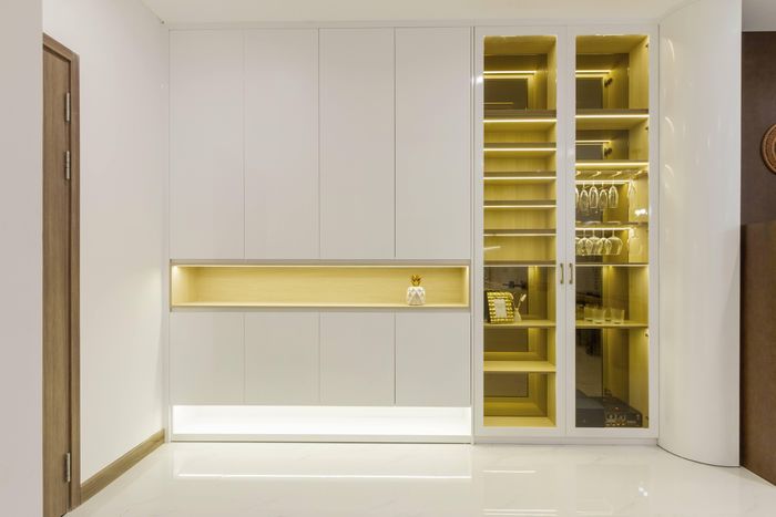  Điểm nhấn tiếp theo là khu tủ giày và kệ rượu được thiết kế chung với nhau tạo thành một hệ thống xuyên suốt làm cho không gian rộng thoáng hơn. 