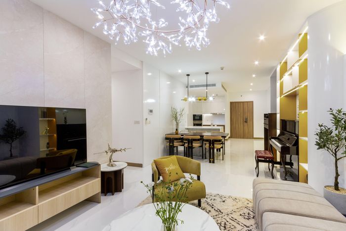  Phòng bếp có thiết kế mở. Bàn ăn được sắp xếp lại gần khu vực đảo bếp để thuận tiện trong sinh hoạt. Vị trí đàn piano cũng để ở giưãphòng khách và bàn ăn, vừa điểm nhấn trang trí, vừa có không gian rộng rãi cho người chơi đàn được thoải mái. 