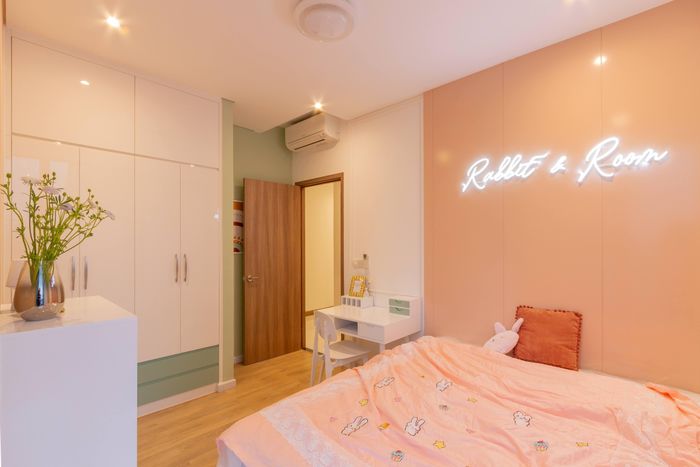  Căn phòng của bé gái 7 tuổi có biệt danh là Thỏ được thiết kế với màu hồng chủ đạo, từ ga trải giường đến các bật dụng, vách trang trí. 