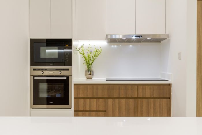  Các mảng tường được ốp lát bằng những chất liệu gỗ mới, bề mặt được xử lý thiết kế theo phong cách hiện đại, liên kết với nhau từ mảng này đến cách mảng khác. 