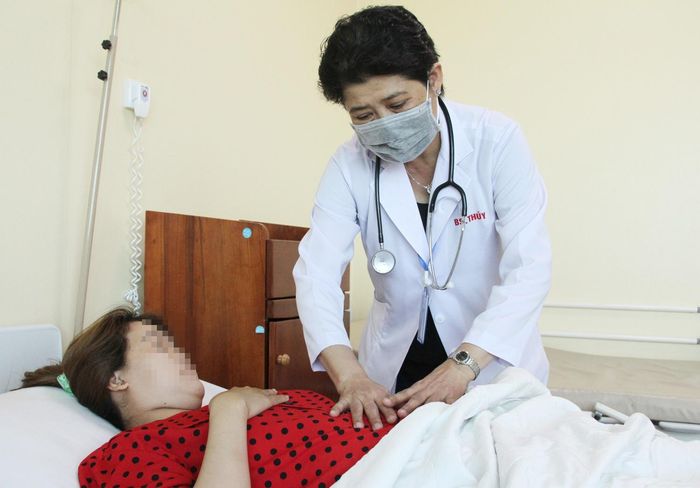  Bác sĩ Nguyễn Thị Thanh Thủy kiểm tra sức khỏe cho chị D. Ảnh: Nhật Tân. 