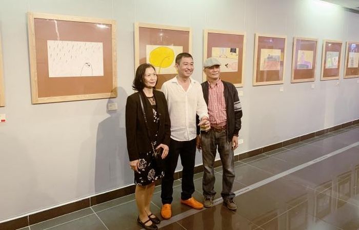 Họa sĩ Lê Thiết Cương chụp ảnh cùng khán giả