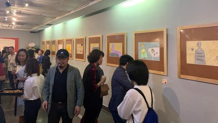 Buổi triển lãm thu hút đông đảo người xem