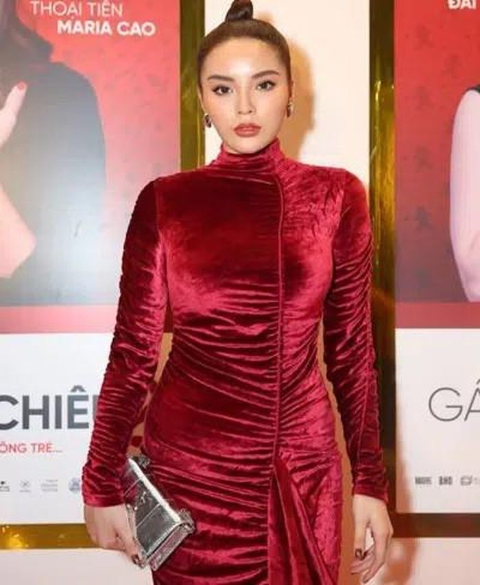 Trước đó, có những thời điểm cô tăng cân mất kiểm soát để lộ thân hình đô con.