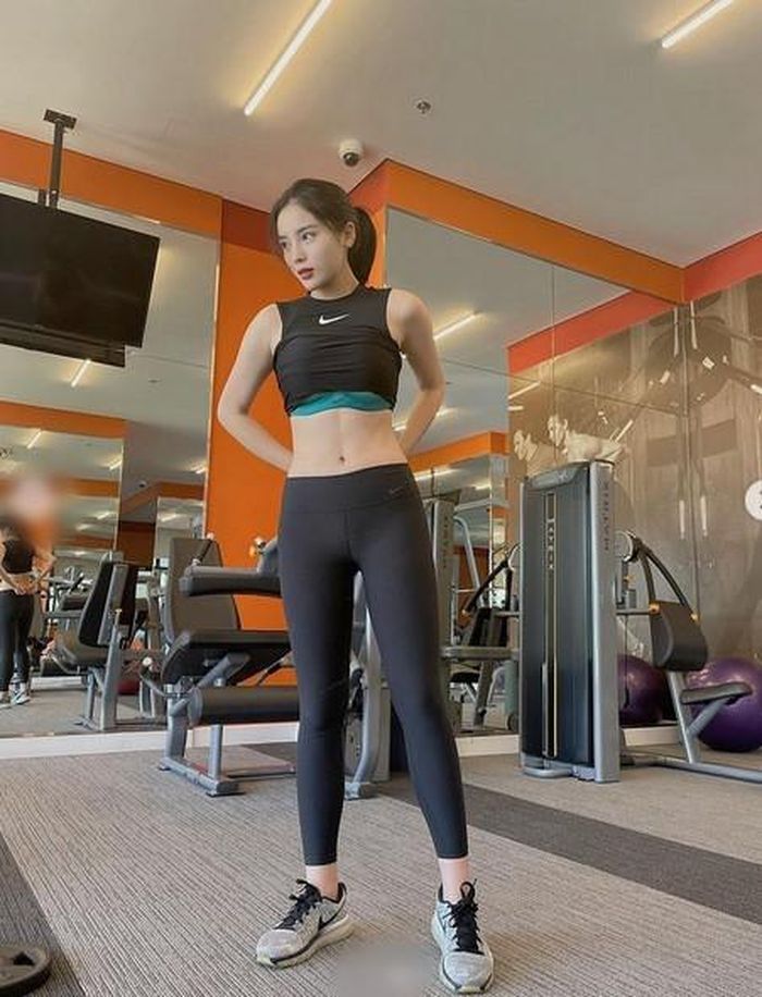 Kỳ Duyên khoe eo thon nhưng phấn khích quá đà đến lộ luôn cả áo ngực. 