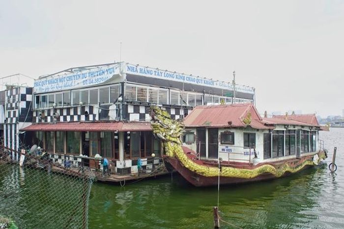 Nhưng lại gần hơn, sự xuống cấp của nhiều công trình đã hằn rõ vết thời gian.