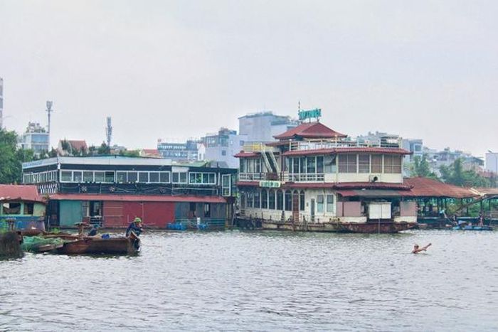 Từ xa nhìn lại, những nhà hàng nổi vẫn "đứng" sừng sững.