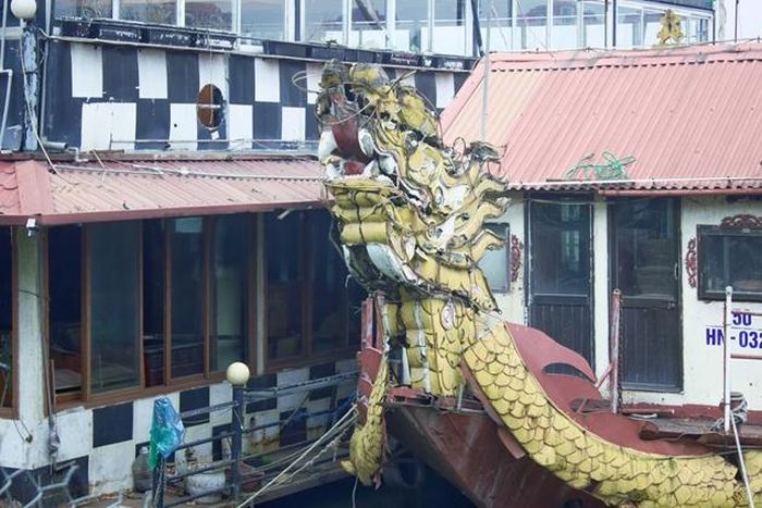 Mui thuyền tạo hình rồng đẹp đẽ ngày nào, nay đã không còn nguyên vẹn.