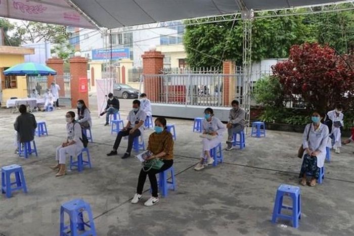 Những người được ưu tiên tiêm vaccine phòng dịch COVID-19 đợt 1 tại Hải Dương. (Ảnh: Mạnh Minh/TTXVN)