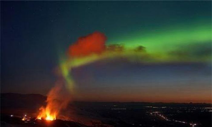 Anh Thrainsson đã vô tình chụp được cực quang Borealis huyền ảo phía trên một ngọn nửa lửa đang hoạt động. Ảnh: Caters News Agency