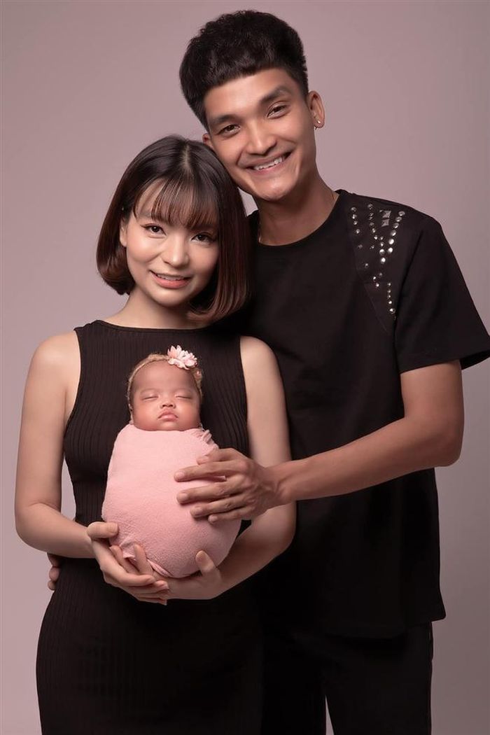 Mạc Văn Khoa cùng vợ con.