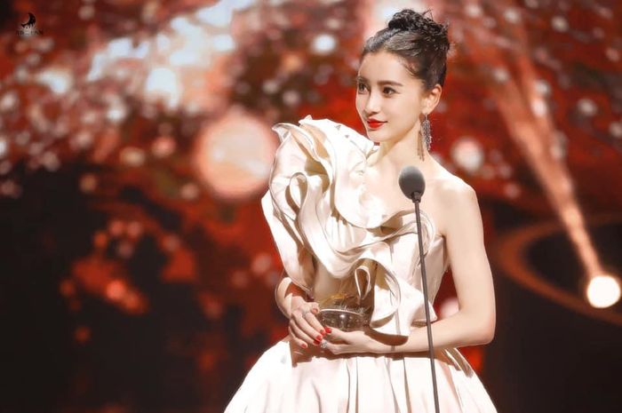  Angelababy bị chê cười vì nhận giải thưởng trong một buổi lễ gồm nhiều nghệ sĩ thực lực như Tôn Lệ, La Tấn, Mao Hiểu Đồng, Đồng Dao tham dự. 