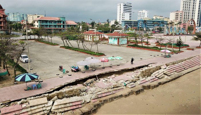  "Có khoảng 900 m kè biển bị hư hỏng nặng, nhiều vị trí khác cũng bị xói lở, sụt lún. Đơn vị đã trình UBND thị xã Cửa Lò và tỉnh Nghệ An hỗ trợ kinh phí để khắc phục nhưng đến nay do chưa có kinh phí nên chưa thể triển khai", ông Doãn Văn Lâm, Trưởng ban quản lý dự án thị xã Cửa Lò, nói với Zing. 
