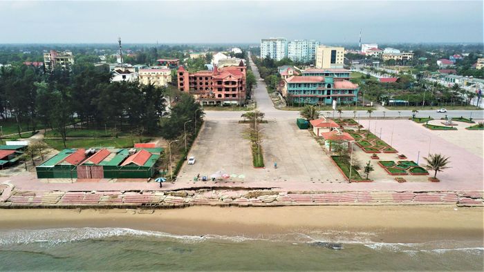 Theo người dân, tuyến kè biển sạt lở do mưa bão là điều không tránh khỏi. Tuy nhiên, việc chậm sửa chữa ảnh hưởng đến phát triển du lịch, kinh doanh buôn bán dọc bãi biển Cửa Lò. 