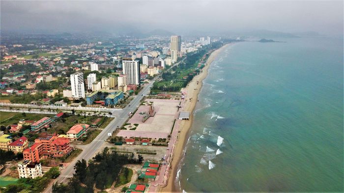  Bãi biển Cửa Lò dài hơn 12 km, trong đó hơn 8 km là bãi biển là cát trắng, phẳng mịn. Mùa du lịch thường bắt đầu dịp 30/4 và 1/5 bằng Lễ hội Sông nước Cửa Lò. 