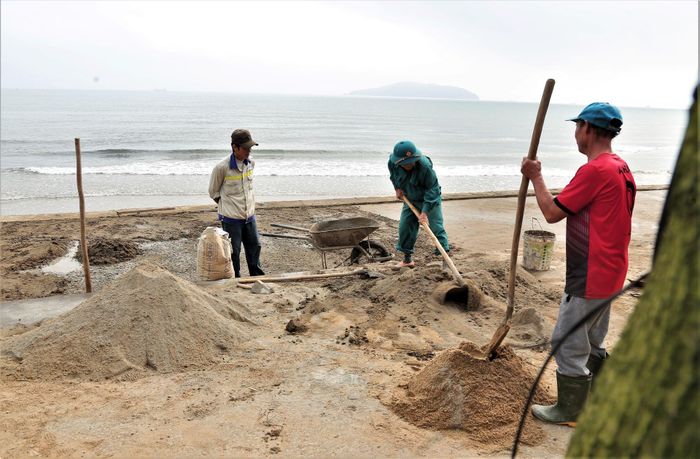  "Dịch Covid-19 đã ảnh hưởng đến việc kinh doanh, nếu giờ tuyến kè biển hư hỏng mà không kịp sửa chữa chắc chắn việc kinh doanh sẽ còn khó khăn hơn", chủ một nhà hàng cho hay. 