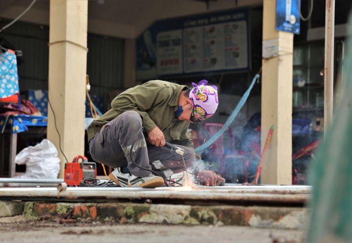  Trước mùa du lịch, một số hộ kinh doanh đã thuê người sửa chữa ki-ốt. 