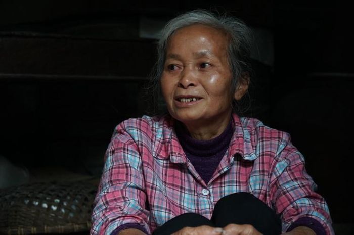 Oanh là hi vọng duy nhất của người mẹ nghèo ở quê nhà.