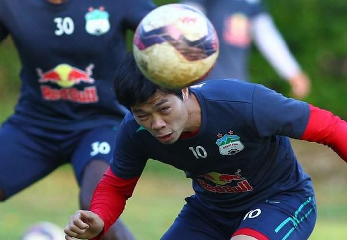 Công Phượng đã bớt đi rườm rà trong các pha xử lý. Ảnh HAGL