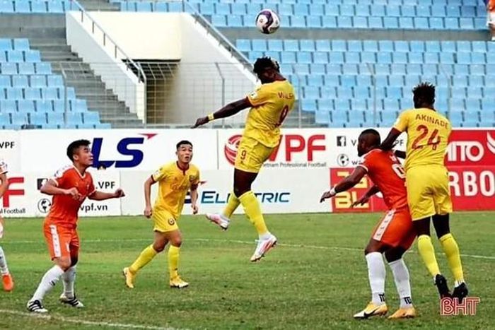 C.Walsh (số 9) và Akinade (số 24) vẫn cần thêm thời gian để hòa nhập với đội bóng mới. Ảnh: Báo Hà Tĩnh
