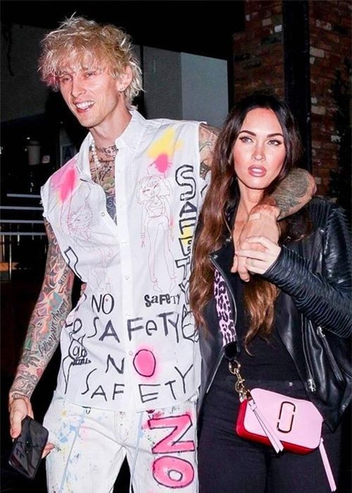 Megan Fox dính chặt như sam với bồ trẻ Machine Gun Kelly kể từ khi công khai hẹn hò được khoảng gần 1 năm nay. Mỹ nhân 8x có ba đứa con trai với chồng cũ, trong khi Machine Gun Kelly có một con gái năm nay 13 tuổi với bạn gái cũ Emma Cannon.