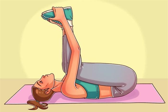 Tư thế co chân, vuông góc với sàn, hướng thẳng lên trần nhà: Dùng tay giữ nguyên chân này trong 1-2 phút, sự căng cơ ở lưng dưới và hông giúp làm giảm căng thẳng và lo lắng.