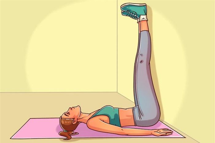 Tư thế chân vuông góc với tường: Tư thế này rất dễ làm và rất hiệu quả, cần giữ nguyên vị trí từ 5-10 phút. Nó giúp chuyển hướng lưu lượng máu trong cơ thể, làm dịu hệ thống thần kinh trung ương, giảm mệt mỏi.