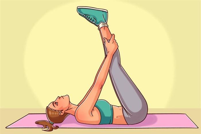 Tư thế giãn gân: Giữ chân và nâng lên cao cho tới khi cảm thấy căng ở hông. Giữ nguyên vị trí này trong 30-60 giây. Tư thế này giúp giải phóng sự căng thẳng ở lưng dưới, giúp bạn nhanh chóng chìm vào giấc ngủ.