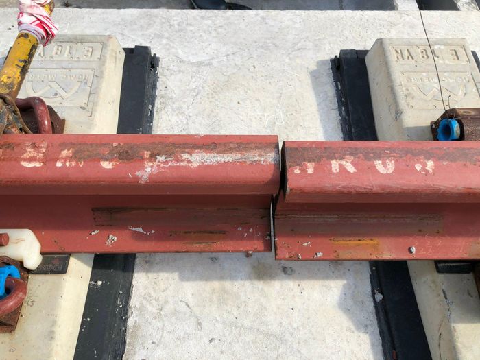  Khi đi vào khai thác, mối nối ray sẽ được hàn nhiệt. Ảnh mối nối ray: Thư Trần. 