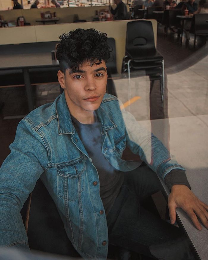  Do là ngôi sao mới nổi nên thông tin về nam diễn viên khá ít ỏi. Aaron Dominguez được kỳ vọng sẽ làm nên chuyện với vai chính đầu tiên trong bộ phim truyền hình do Hulu sản xuất. Với bàn đạp người yêu tin đồn của Selena Gomez, fan của ngôi sao mang hai dòng máu Mỹ - Latin mong đợi anh đột phá trong diễn xuất. 